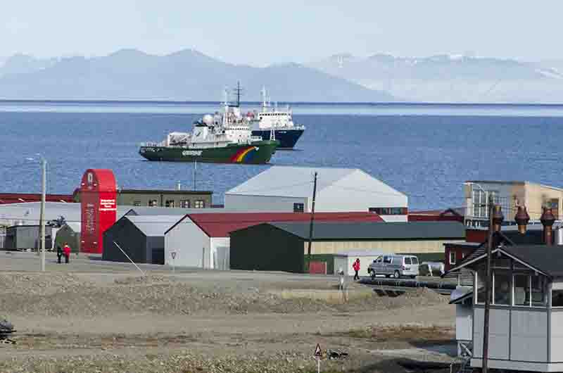 03 - Noruega - islas Svalbard - isla de Spitsbergen - Longyearbyen - puerto - barco de Greenpeace